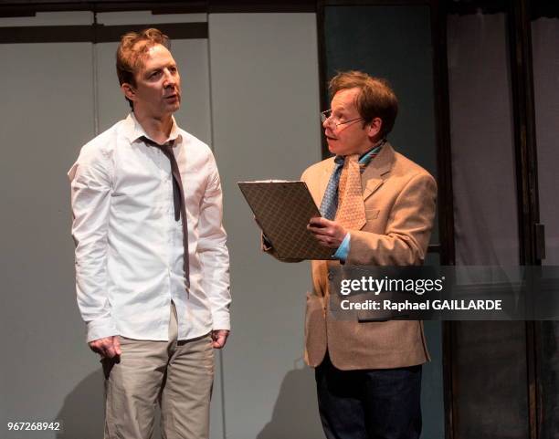 Quentin Baillot et Manuel Le Lièvre interprètent au théâtre du Rond-Point la pièce 'Dans un canard' texte et mise en scène de Jean-Daniel Mangin le...