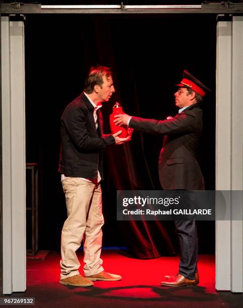 Quentin Baillot et Manuel Le Lièvre interprètent au théâtre du Rond-Point la pièce 'Dans un canard' texte et mise en scène de Jean-Daniel Mangin le...