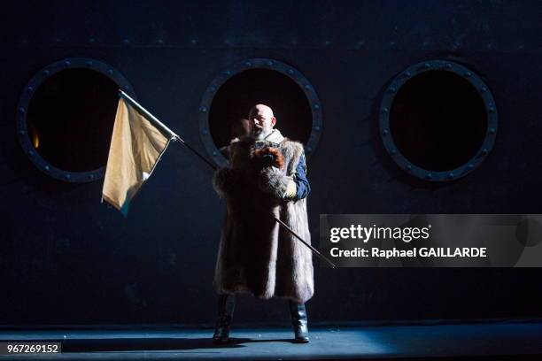 La Comédie-Française interprète au 'Théâtre du Vieux-Colombier' la pièce '20000 lieux sous les mers' d'après Jules Verne le 24 septembre 2015 à...