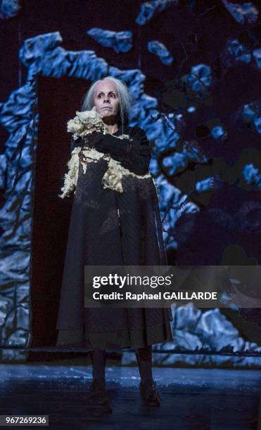 Florence Viala de la Comédie-Française interprète 'La Maison de Bernarda Alba' dans la salle Richelieu, pièce de Frédérico Garcia Lorca, traduction...