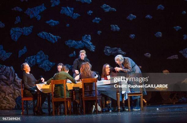 Véronique Vella, Sylvia Bergé, Florence Viala, Coraly Zahonero, Elsa Lepoivre, Adeline D'Hermy et Jennifer Deker de la Comédie-Française interprètent...