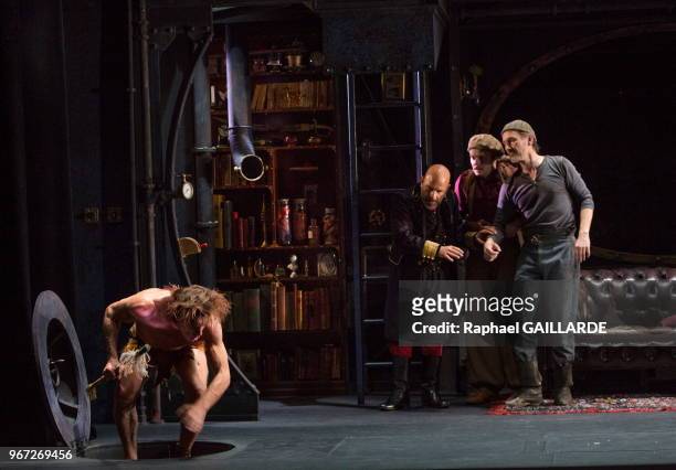 La Comédie-Française interprète au 'Théâtre du Vieux-Colombier' la pièce '20000 lieux sous les mers' d'après Jules Verne le 24 septembre 2015 à...