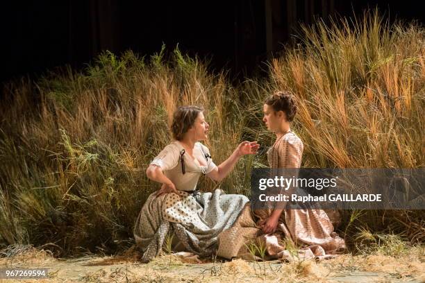 Adeline d'Hermy et Claire de le Ruë du Can de la troupe de la Comédie-Française? interprètent dans la salle Richelieu la pièce de théâtre "Le...
