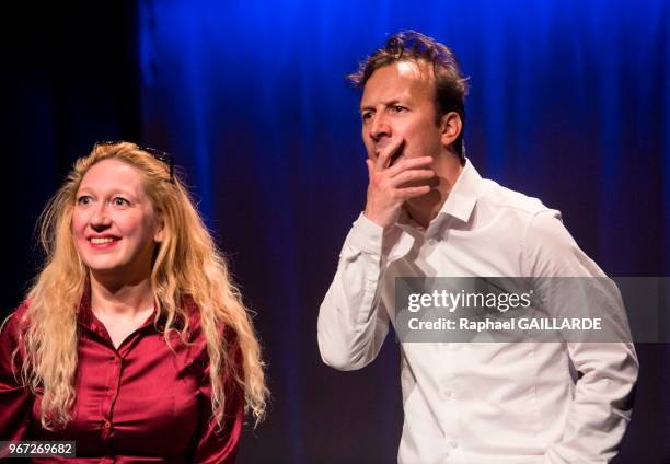 Quentin Baillot et Emeline Bayart interprètent au théâtre du Rond-Point la pièce 'Dans un canard' texte et mise en scène de Jean-Daniel Mangin le 21...