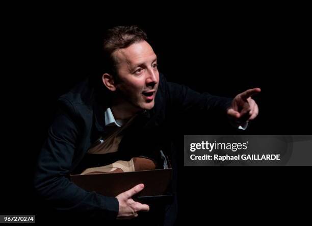 Quentin Baillot interprète au théâtre du Rond-Point la pièce 'Dans un canard' texte et mise en scène de Jean-Daniel Mangin le 21 avril 2017, Paris,...
