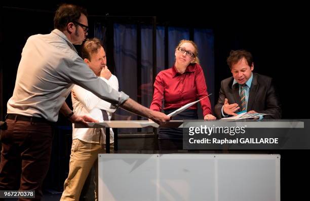 Quentin Baillot, Emeline Bayart, Éric Berger et Manuel Le Lièvre interprètent au théâtre du Rond-Point la pièce 'Dans un canard' texte et mise en...