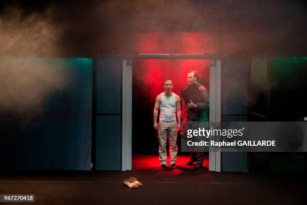 Quentin Baillot et Éric Berger interprètent au théâtre du Rond-Point la pièce 'Dans un canard' texte et mise en scène de Jean-Daniel Mangin le 21...