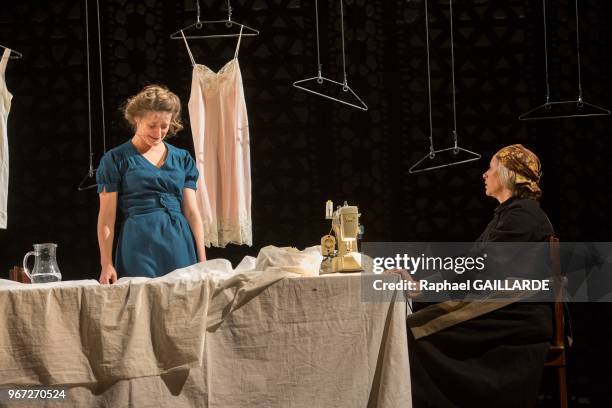 Elsa Lepoivre et Jennifer Deker de la Comédie-Française interprètent 'La Maison de Bernarda Alba' dans la salle Richelieu, pièce de Frédérico Garcia...