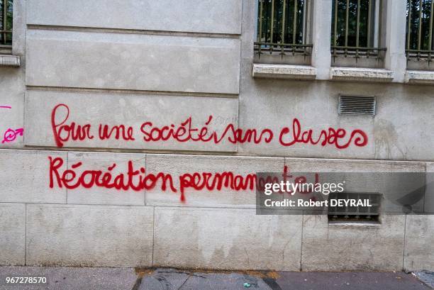 Inscription revendicative 'Pour une société sans classe, récréation permanente' sur un mur, 15 juin 2015, Paris, France.