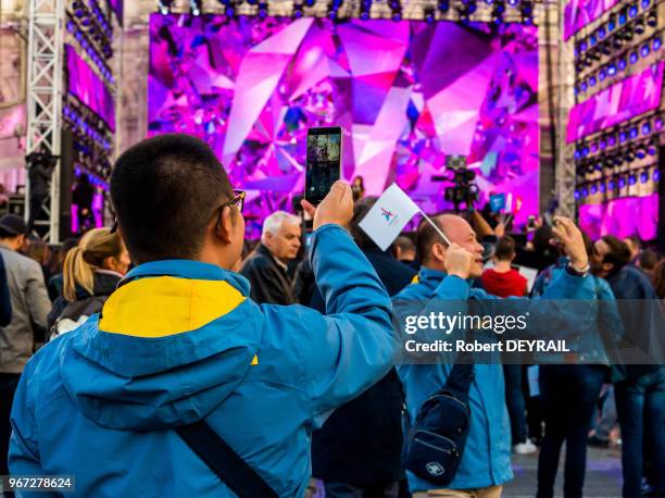 Public lors de la fête donnée place de l'Hotel de Ville par la Mairie de Paris suite à l'obtention officielle des Jeux Olympiques de 2024, le 15...