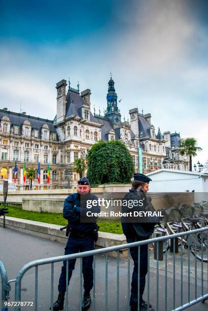 La sécurité est à son maximum, toutes les rues autour de l'Hôtel de Ville sont bouclées par la police, un millier de maires et d'élus locaux du monde...