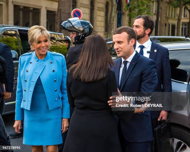 Anne Hidalgo, maire de Paris, accueille devant l'Hôtel de ville Brigitte Macron et Emmanuel Macron après son investiture à la Présidence de la...