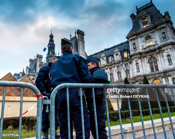 La sécurité est à son maximum, toutes les rues autour de l'Hôtel de Ville sont bouclées par la police, un millier de maires et d'élus locaux du monde...