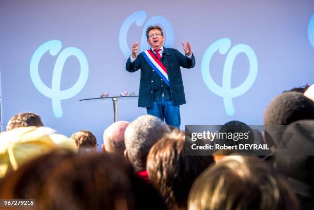 Jean-Luc Mélenchon président du mouvement "La France Insoumise" lors d'un discours, Place de La République après avoir manifesté contre les...