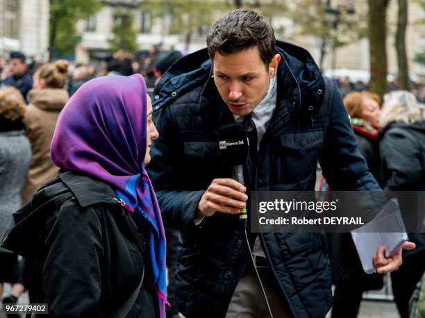 Journaliste effectue une interview d'une femme voilée venue rendre hommage aux victimes des attentats du 13 novembre 2015 devant 'Le Carillon' le 13...