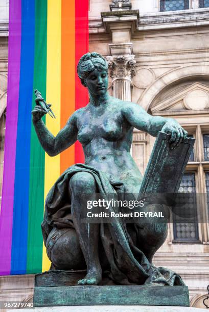 Hôtel de Ville décoré du drapeau américain et des couleurs LGBT en signe de solidarité avec la communauté gay suite la tuerie d'Orlando, 15 Juin...