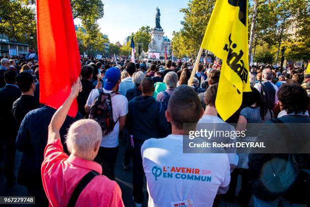 Jean-Luc Mélenchon président du mouvement "La France Insoumise" lors d'un discours, Place de La République après avoir manifesté contre les...