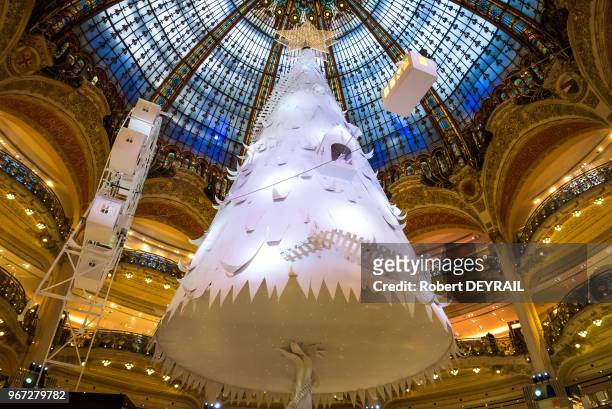Pour la première fois le sapin de Noël des Galeries Lafayette sera fait de papier blanc, le 27 octobre 2016 à Paris, France. La réalisation de cette...