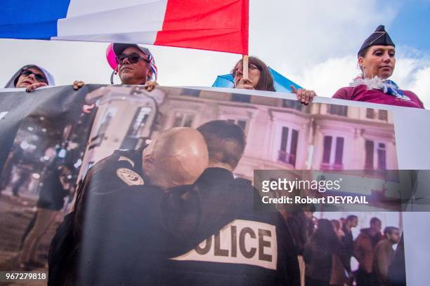 L'appel notamment de l'Association "Femmes Des Forces De L'Ordre En Colère" , policiers et femmes de policiers ont manifesté pour protester du manque...