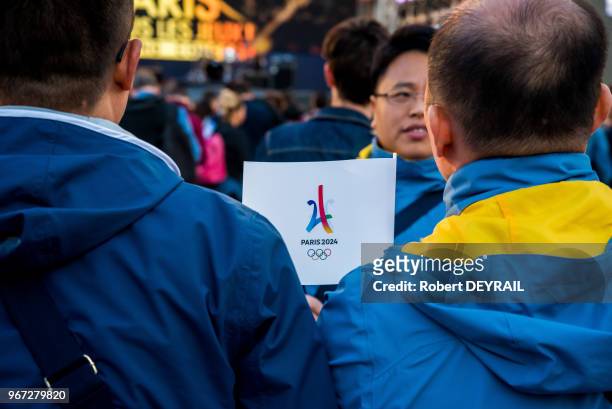 Public lors de la fête donnée place de l'Hotel de Ville par la Mairie de Paris suite à l'obtention officielle des Jeux Olympiques de 2024, le 15...