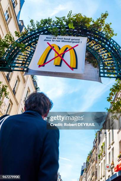 Banderole des commerçants de la rue Montorgueil protestant contre l'ouverture d'un restaurant Mac Donald's géant de 500 mètres carrés, 21 septembre...