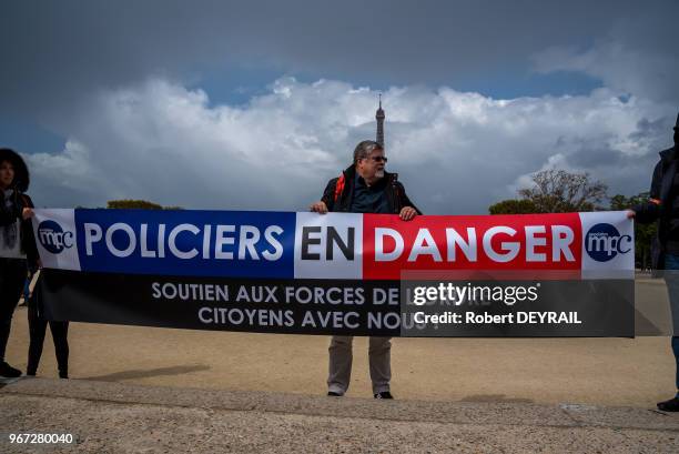 L'appel notamment de l'Association "Femmes Des Forces De L'Ordre En Colère" , policiers et femmes de policiers ont manifesté pour protester du manque...