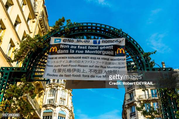 Banderole des commerçants de la rue Montorgueil protestant contre l'ouverture d'un restaurant Mac Donald's géant de 500 mètres carrés, 21 septembre...