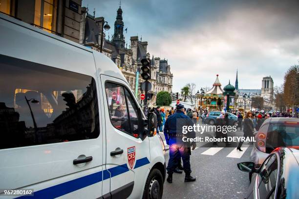 La sécurité est à son maximum, toutes les rues autour de l'Hôtel de Ville sont bouclées par la police, un millier de maires et d'élus locaux du monde...