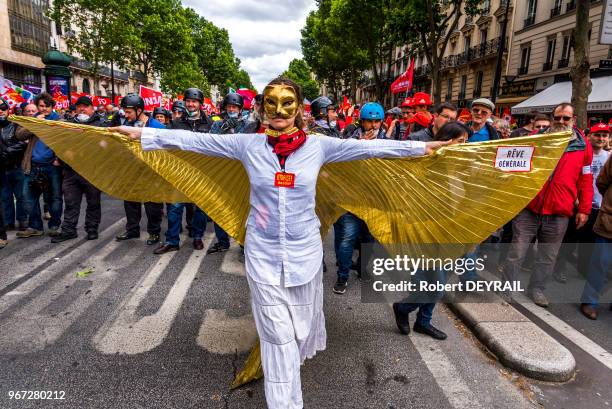 Manifestante 'Utopie debout' avec un déguisement lors de la manifestation contre la loi travail dite 'Loi Khomry' le 14 juin 2016, Paris, France. 80...