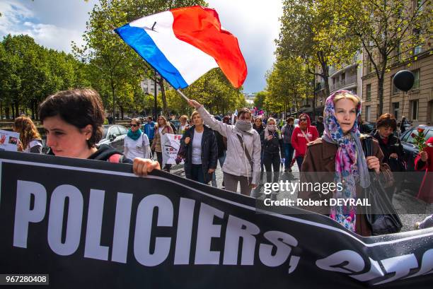 L'appel notamment de l'Association "Femmes Des Forces De L'Ordre En Colère" , policiers et femmes de policiers ont manifesté pour protester du manque...