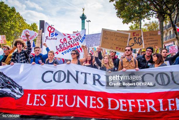 Banderole lors de la manifestation du mouvement "La France Insoumise" la place de la Bastille pour protester contre les ordonnances de la réforme du...