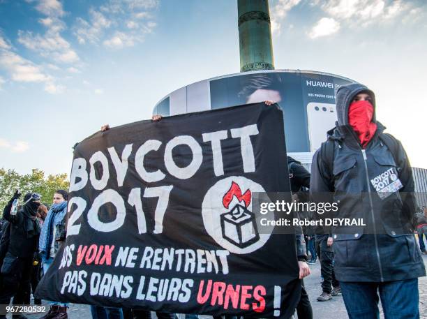 Manifestant cagoulé, banderole 'Boycott 2017' place de la Bastille le 23 Avril 2017 à Paris, France.