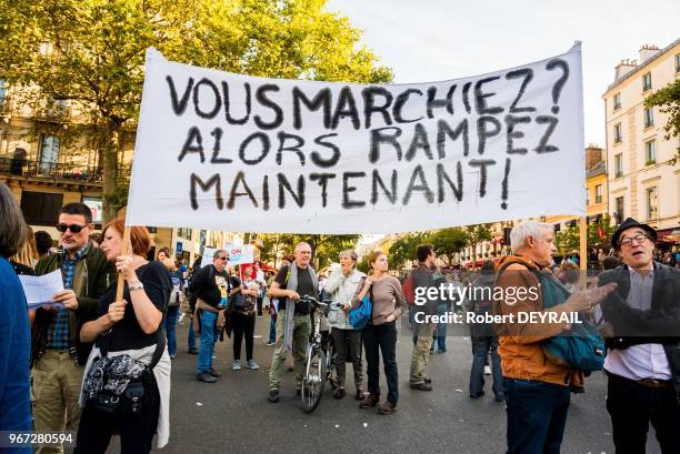 Banderole "Vous marchiez ? Alors rampez maintenant !" lors de la manifestation du mouvement "La France Insoumise" depuis la place de la Bastille...