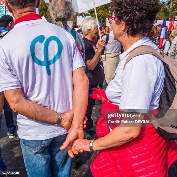 Couple se tenant par la main lors de la manifestation du mouvement "La France Insoumise" depuis la place de la Bastille jusqu'à la place de la...