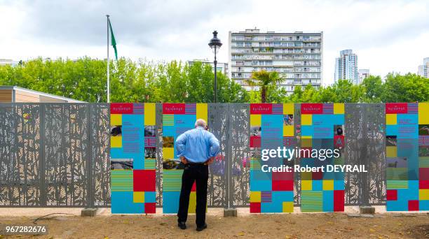 Un homme lit le panneau d'information sur la qualité de l'eau et sur la baignade, le principal enjeu du bassin de la Villette est l'hygiène ;les...