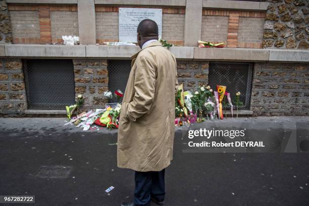 Hommage aux victimes des attentats du 13 novembre 2015, recueillement devant le restaurant La Belle Equipe et la plaque commémorative le 13 novembre...