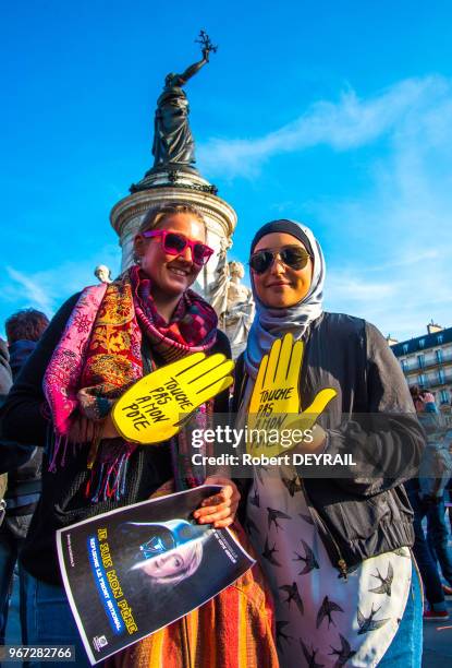 L'appel de nombreuses organisations de gauche anti raciste une cinquantaine de personnes se sont rassemblées pour appeler à voter contre Marine Le...