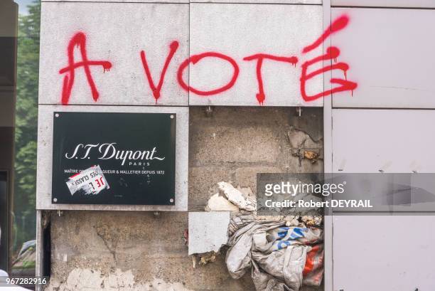 Mur endommagé let tagué 'A voté' ors de la manifestation contre la loi travail dite 'Loi Khomry' le 14 juin 2016, Paris, France. 80 000 personnes...