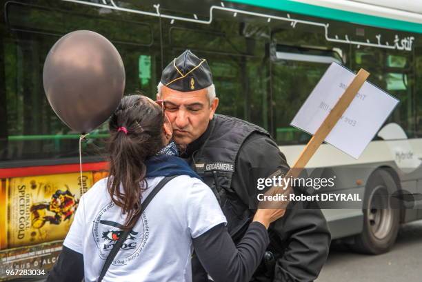 Jeune femme embrassant un policier de la manifestation pour dénoncer les conditions de travail et le manque de considération envers les forces de...