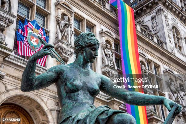 Hôtel de Ville décoré du drapeau américain et des couleurs LGBT en signe de solidarité avec la communauté gay suite la tuerie d'Orlando, 15 Juin...