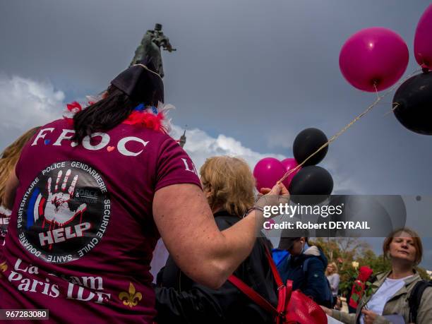 L'appel notamment de l'Association "Femmes Des Forces De L'Ordre En Colère" , policiers et femmes de policiers ont manifesté pour protester du manque...