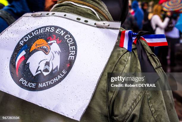 L'appel notamment de l'Association "Femmes Des Forces De L'Ordre En Colère" , policiers et femmes de policiers ont manifesté pour protester du manque...