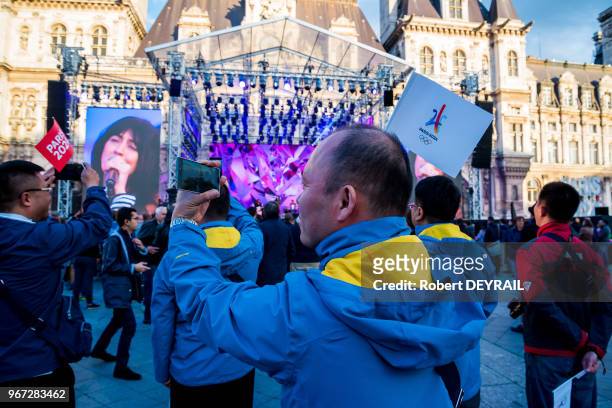 Public lors de la fête donnée place de l'Hotel de Ville par la Mairie de Paris suite à l'obtention officielle des Jeux Olympiques de 2024, le 15...