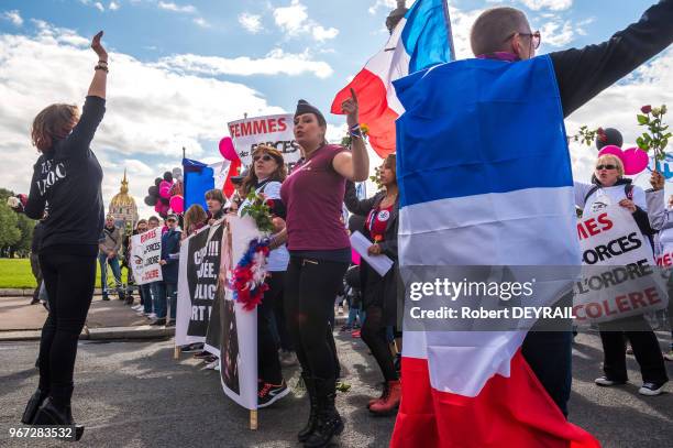 L'appel notamment de l'Association "Femmes Des Forces De L'Ordre En Colère" , policiers et femmes de policiers ont manifesté pour protester du manque...