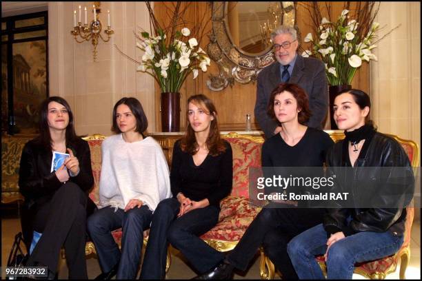 Chiara Caselli, Valentina Cervi, Dolores Chaplin, Ettore Scola, Alessandra Martines and Amira Casar.
