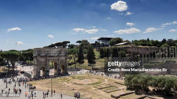 tourist crowd at the arch of constantine (l) and the palatine hill (r) near to colosseum on sunny spring day, rome, lazio, italy, europe - palatine hill stock pictures, royalty-free photos & images