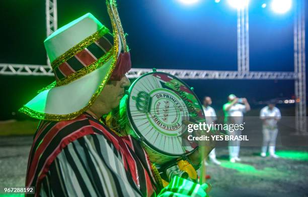 Samba Instruments Snare 390 Drum Snare Stock Photos, High-Res Pictures, and Images - Getty Images