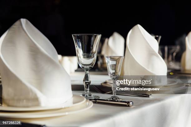 formal table setting - cubierto completo fotografías e imágenes de stock