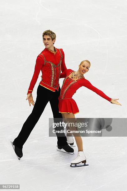 Stacey Kemp and David King of Great Britain compete in the figure skating pairs free skating on day 4 of the Vancouver 2010 Winter Olympics at the...