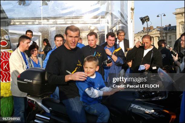 Tous en basket pour vaincre la maladie": French soccer star Zinedine Zidane supports fight against leukodystrophy.